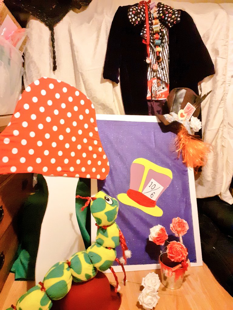 I want a clean cup! We're all mad here! Wonderland themed 1st birthday party this weekend!
#madhatter #AliceInWonderland #entertainment #childrensparties #hatter #Magic #teaparty