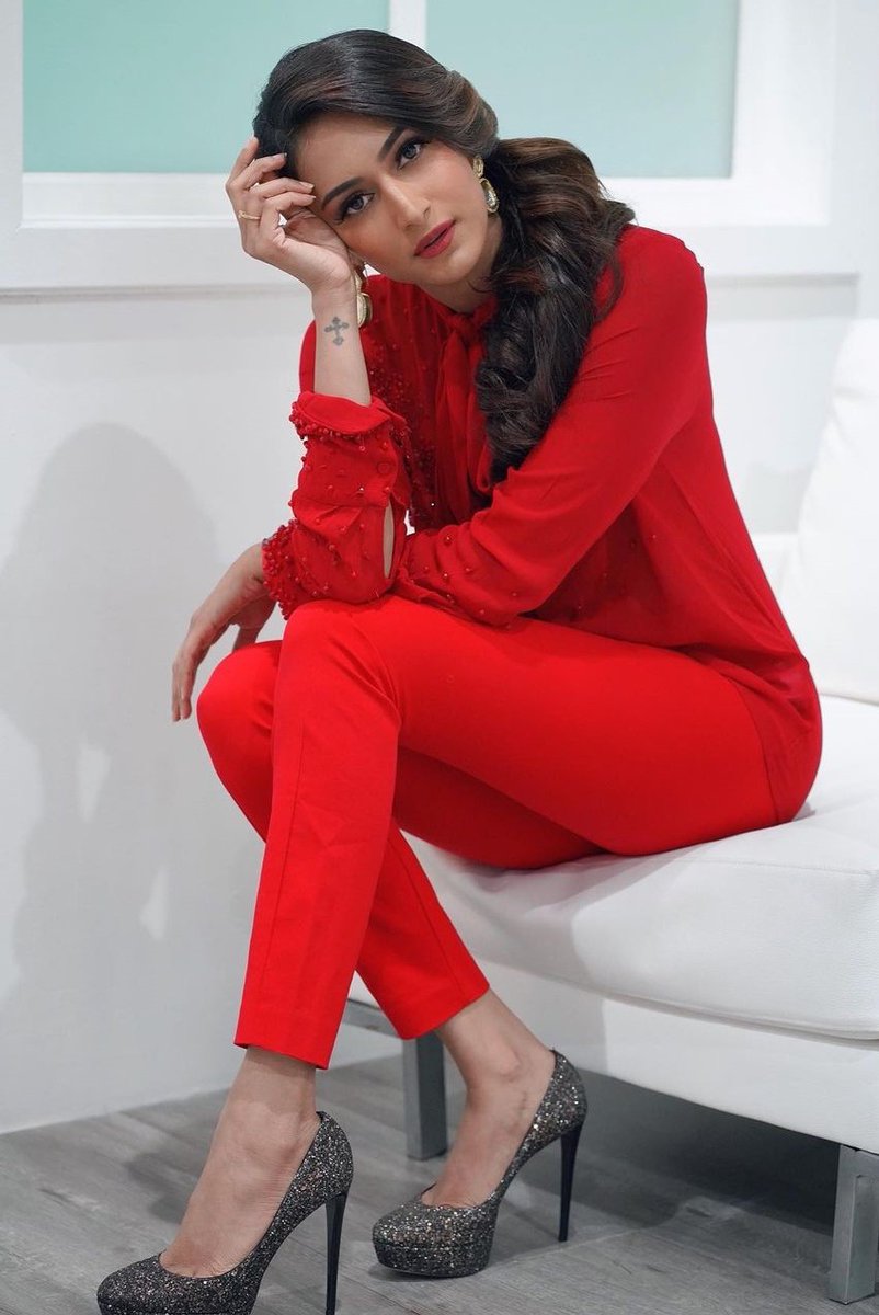 RealKhabriBhai's tweet photo. #EricaFernandes making the month of Valentines day extra special for all of us by wearing the colour of love 😍 https://t.co/zFfY6WqiA2