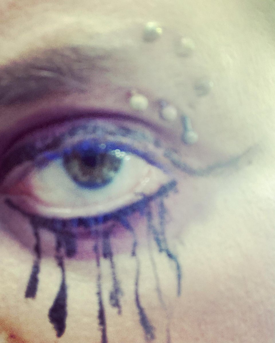 ChrisCabion's tweet photo. And more of what Iβve been doing with my make up lately. I only started doing this daily about a month ago & had never really worn make up before then. π
#makeup #transfem #trans #punk #goth #eyeliner #transsingle https://t.co/rhDxl6RI8D