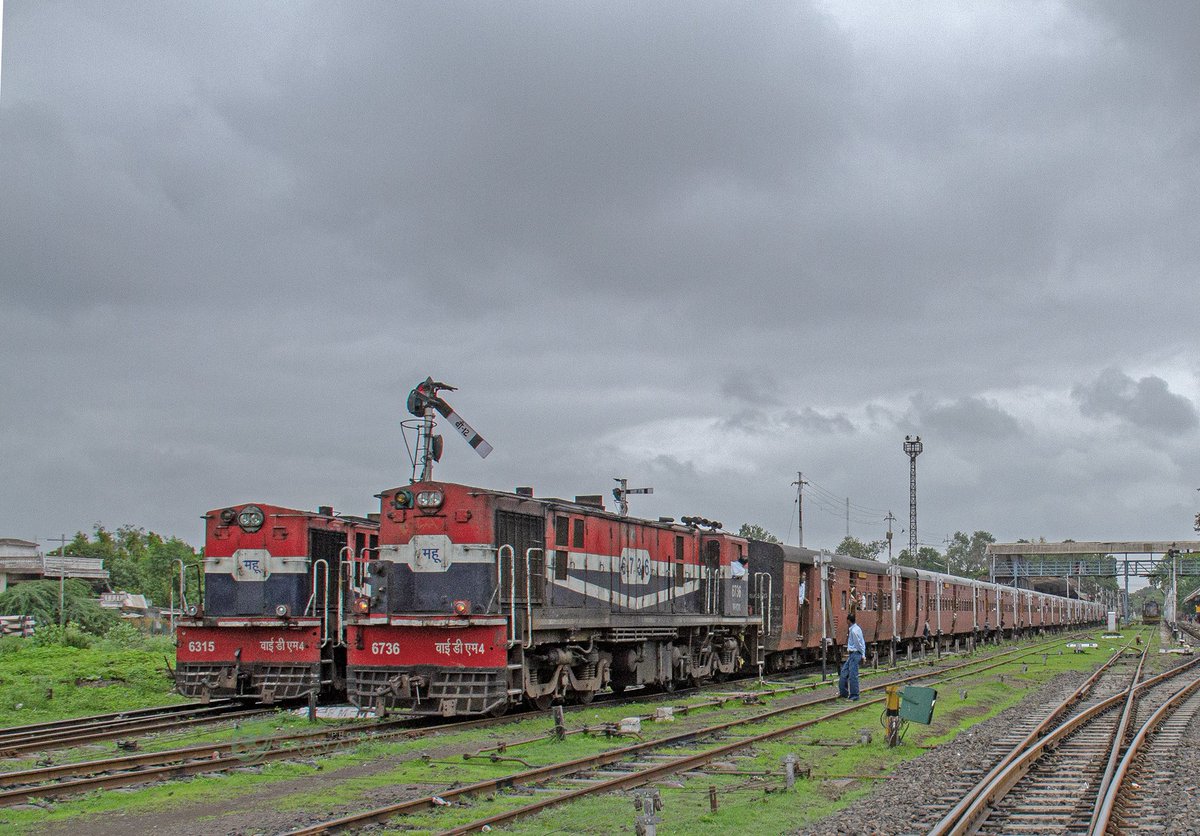 SampoornaKranti's tweet photo. A sight gone forever! Everything in this image is completely washed off history with the closure of the Last Meter Gauge train through the Central India.
Mhow 2014

#indianrailways #india #railfans #rail #train #photography #railfanning #trains #YDM4 #incredibleindia #IRFCA https://t.co/RWUcQStGbK