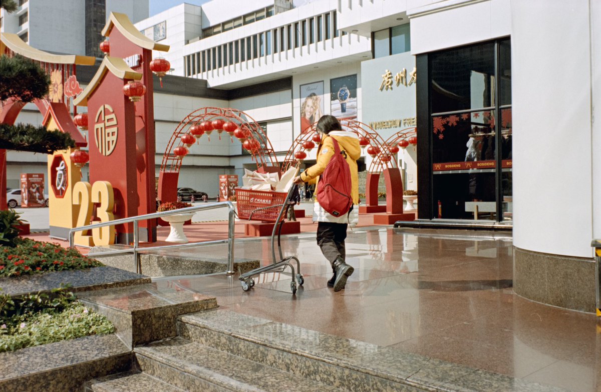Flam_thunder's tweet photo. Color on the street 

#filmphotography #film #filmphoto #filmcommunity  #streetphotography #street #streetsnap  #colornagative #filmshot #filmphotography #film #filmcommunity #filmphoto #minoltacle #kodak5207 #kodakvision3250D #kodak250D https://t.co/nr7pVA4UkK