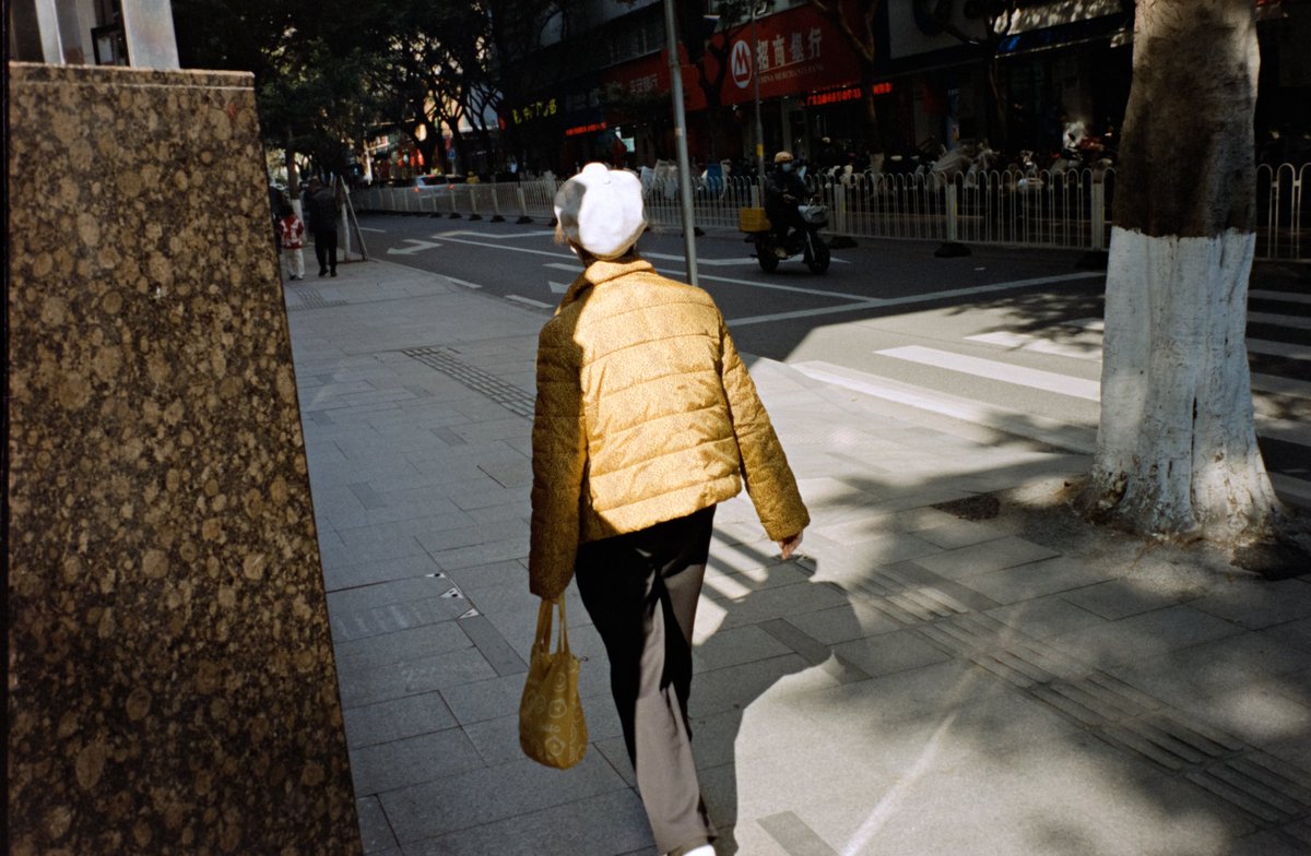 Flam_thunder's tweet photo. Color on the street 

#filmphotography #film #filmphoto #filmcommunity  #streetphotography #street #streetsnap  #colornagative #filmshot #filmphotography #film #filmcommunity #filmphoto #minoltacle #kodak5207 #kodakvision3250D #kodak250D https://t.co/nr7pVA4UkK