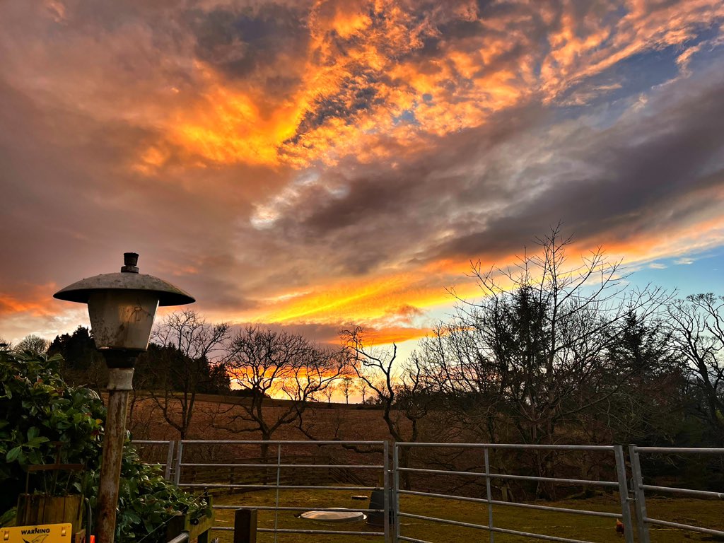 Tonight’s sky doesn’t know whether to be moody or joyful

#arnbegfarmstayscotland #scottishsunset