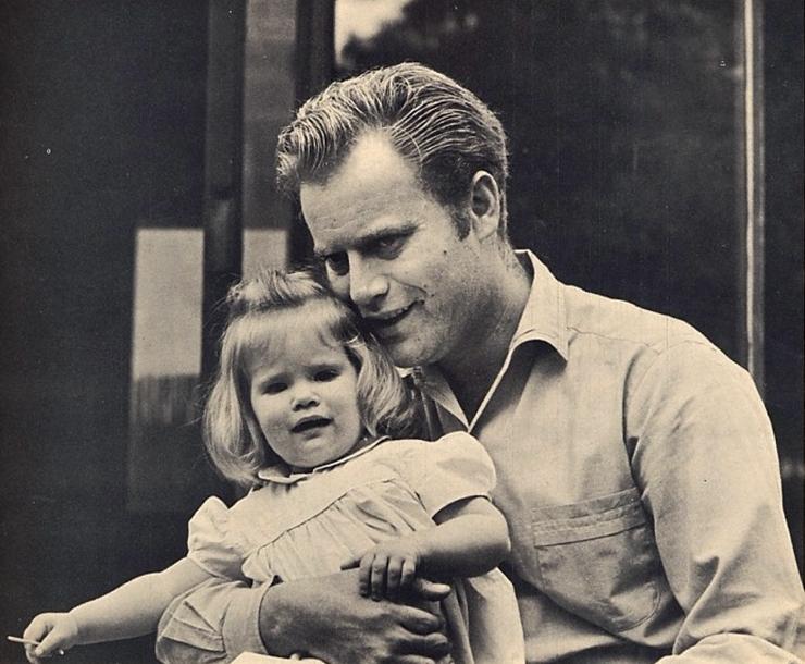 I was today-years-old when I learned #VicMorrow is #JenniferJasonLeigh's father.

#TheMoreYouKnow