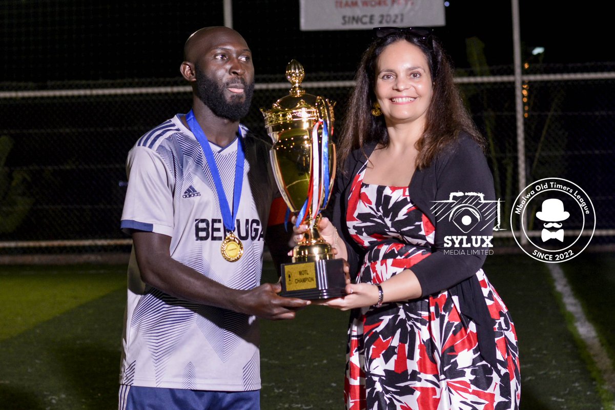 Trophy handover by the Guest of honour to the champion!