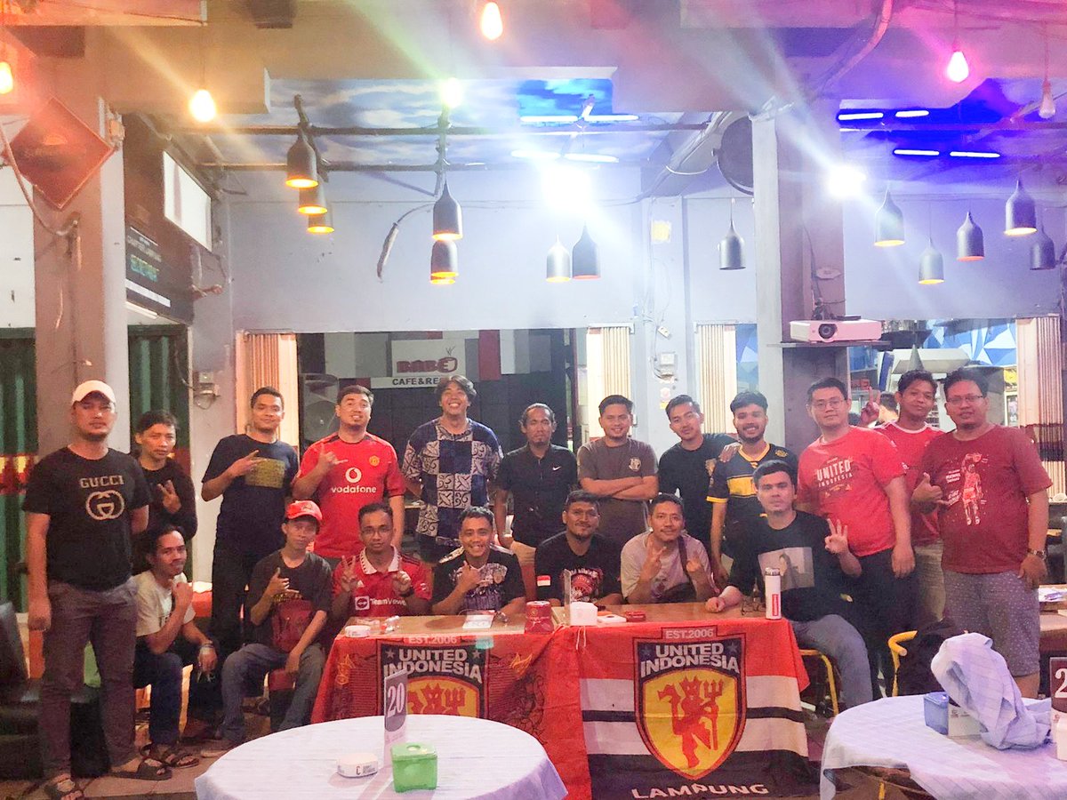 Nobar lah, masa nggak!? 

Sempet tegang setelah Casemiro kartu merah dan Palace berhasil membobol gawang De Gea, akhirnya 3 poin berhasil diamankan.

Debutnya "Johnny Depp" Sabitzer mantap surantap. Jadi aman deh di tengah 🙌