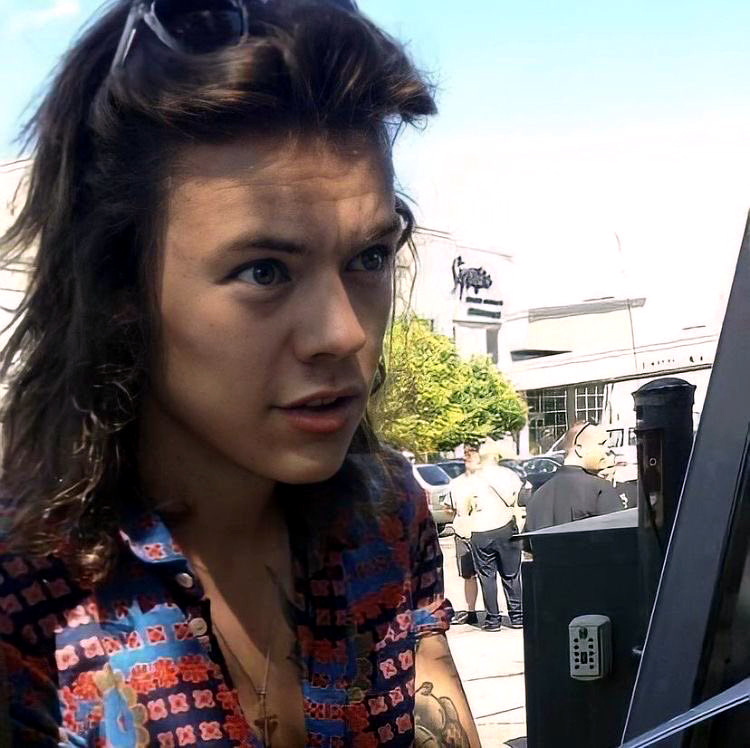 harrystyleszeit's tweet photo. We all have public/business sides and private/personal sides but #HarryStyles' level of fame means that I'm only left with my perception about the latter. So, this week's #SaturdayLHHThread are photos that (to me) show a glimpse of the *real* Harry but I really can't explain why. https://t.co/c9PgUwIv9A