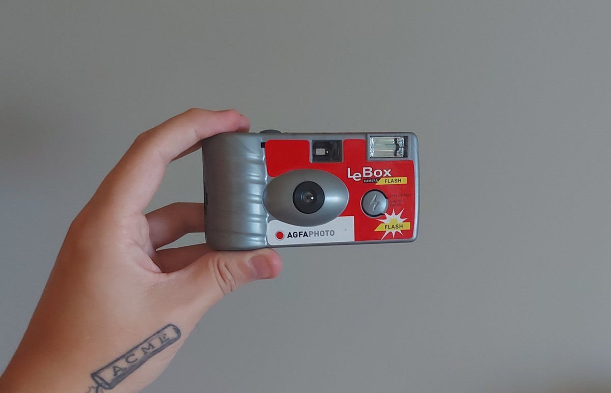 matialonsor's tweet photo. the camera vs the photos https://t.co/5QnFvXfdJ9