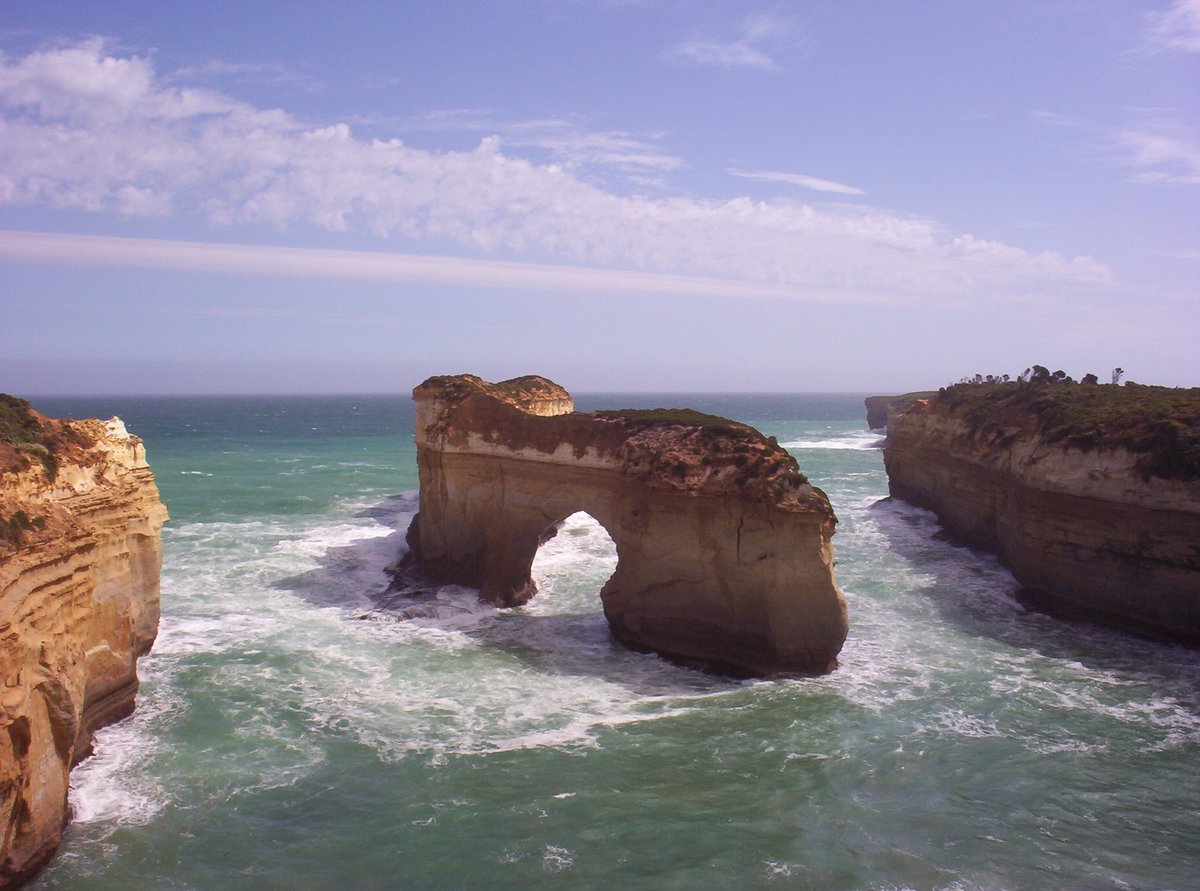 Non_Fung_Travel's tweet photo. 🇦🇺 Great Ocean Road, Australia ✅(2004)
Melbourne is a good starting point for the #GreatOceanRoad. Some of the lime rocks have collapsed by now due to natural erosion. #TwelveApostles #IslandArchway #LondonArch https://t.co/vx38scGo3S