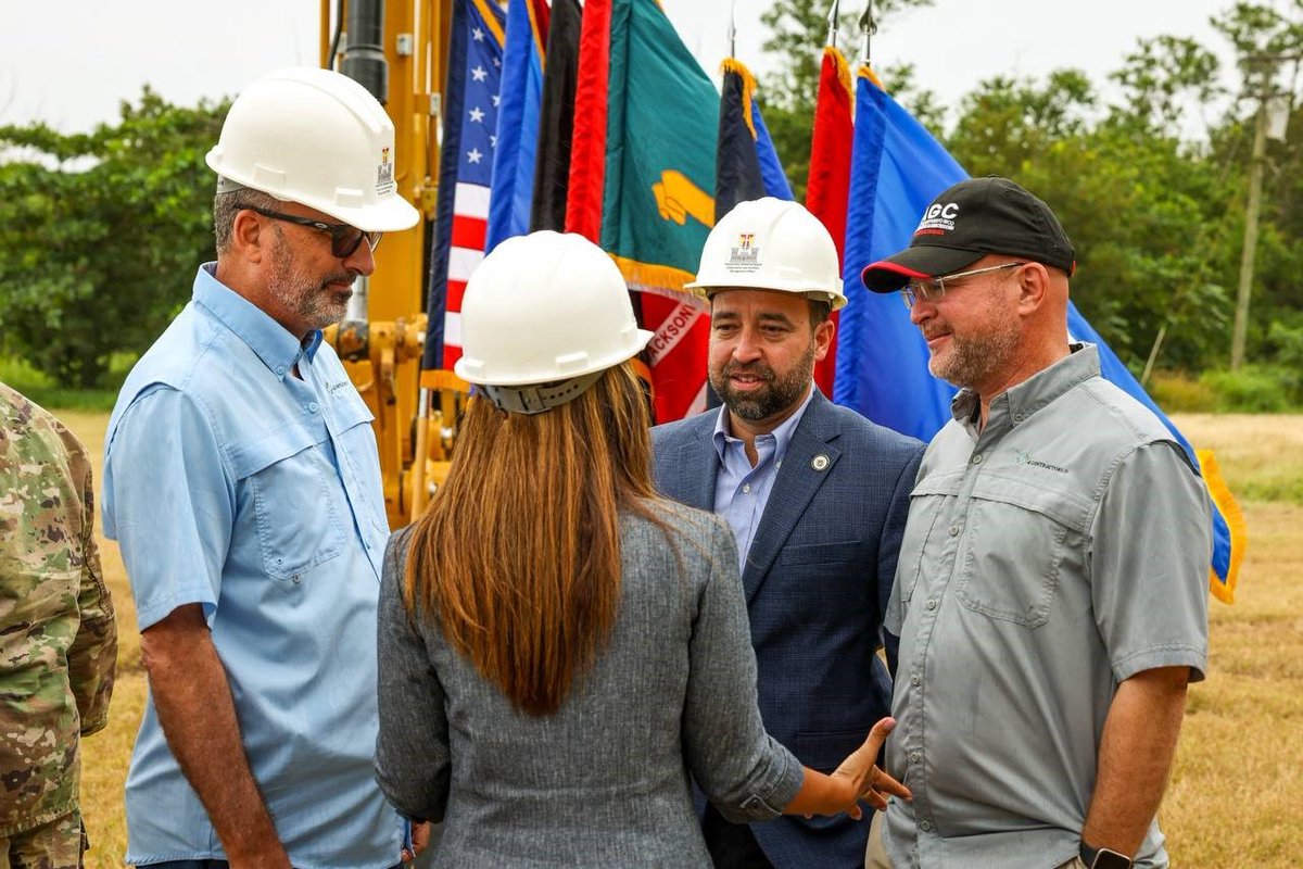 En representación de <a href="/GovPierluisi/">Gobernador Pierluisi</a>, celebrando el inicio de construcción de un nuevo Centro de Entrenamiento en el Campamento Santiago en Salinas junto a <a href="/RepGonzalez/">Rep. Vicente Gonzalez</a> y <a href="/KarilynBonilla/">Karilyn Bonilla</a>, un proyecto histórico liderado por <a href="/USACEHQ/">USACE HQ</a>.
