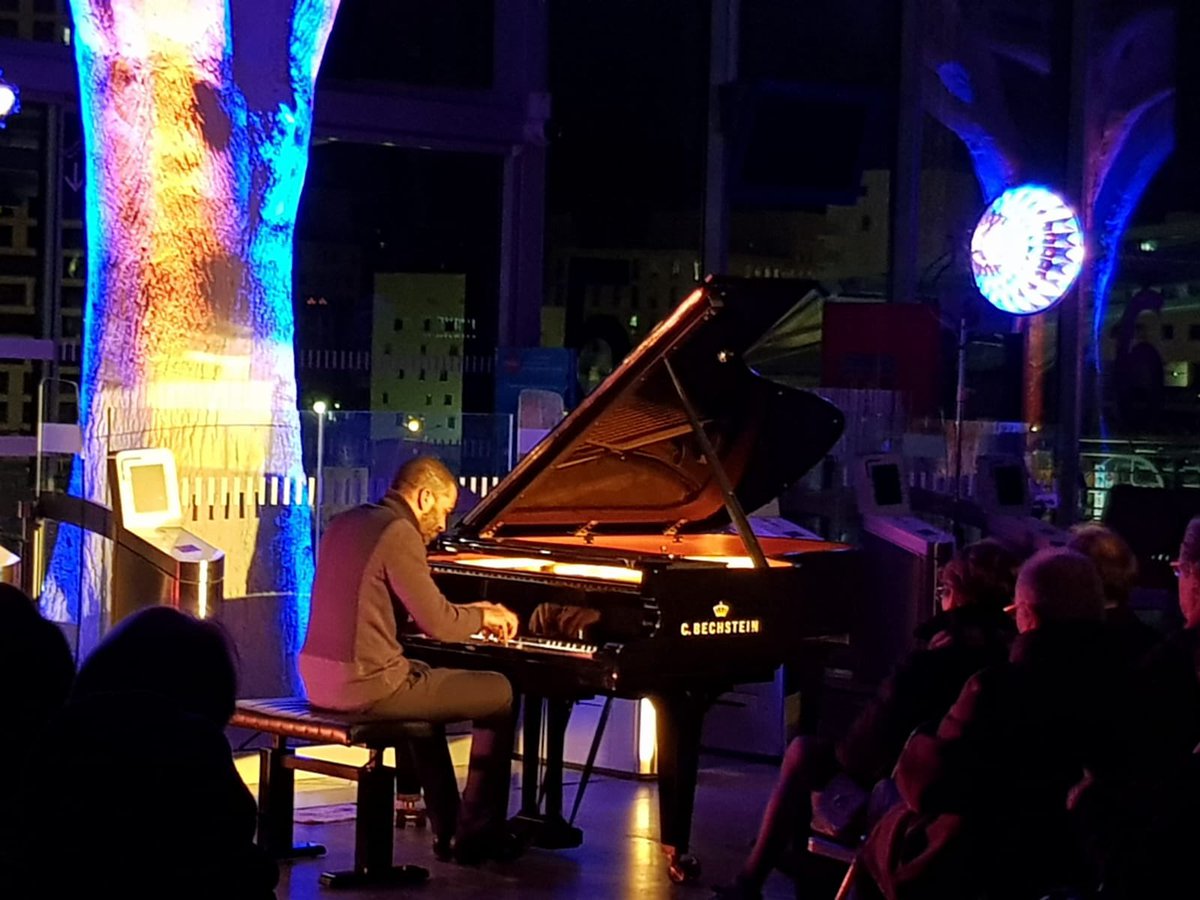 Ce soir encore la mezzanine de la gare de #Nantes s’illuminera pour accueillir le piano de la #FolleJournée 🎹 le temps d’un concert féerique. Un immense merci 🙏🏻 à toutes les équipes de <a href="/ConnectGares/">SNCF Gares & Connexions</a> de Nantes pour leur organisation impeccable! ✅