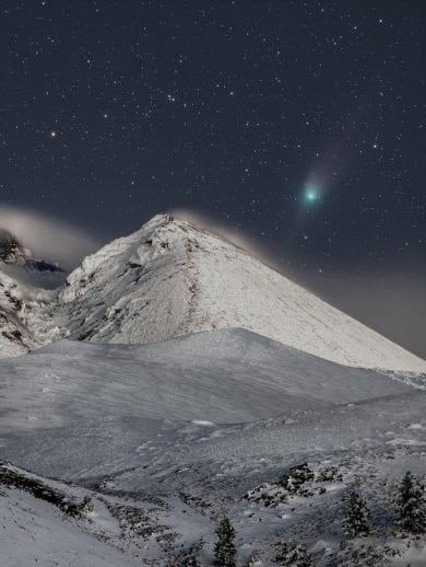 La Cometa di Neanderthal sulla vetta dell'Etna.
Foto scattata il 23 gennaio 
dal fotografo siciliano Dario Giannobile scelta dalla Nasa come 'Pic Of the Day'

#NottiPoetiche
#CasaLettori