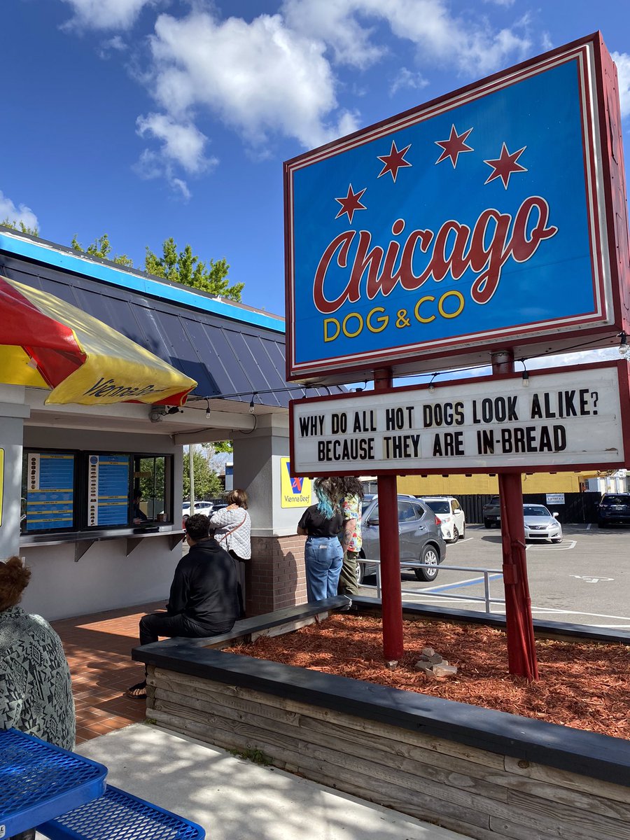 ChicagoDogandCo's tweet photo. Who let the dogs out?! 🐶🌭 Everyone else is here, why aren’t you? Beautiful day for a meal! ☀️😎 Open till 7:30! https://t.co/OW5mChSteU
