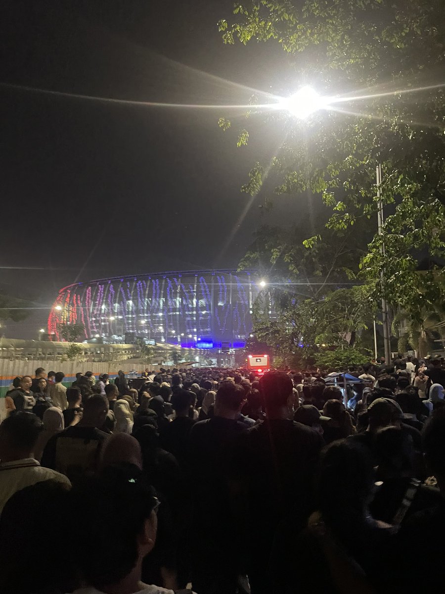 Kasihan kawan2 yang di JIS nonton konser malam ini

Banyak yang MENGELUH belum bisa pulang karena susahnya akses keluar, minimnya lahan pakir dan transportasi umum yg minim

Semua NUMPUK dan PADAT BERDESAKAN

Stay safe kawan2