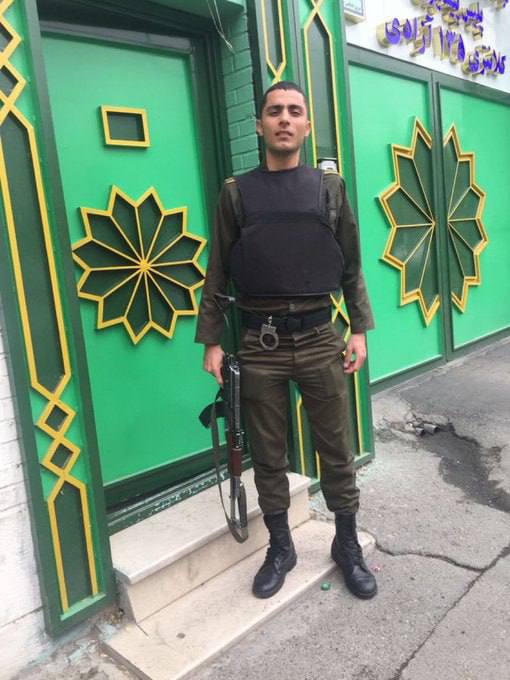 خامنه ای به سرباز واقعی وطن (کمال عبدالله زاده) 5سال و 8ماه حکم زندان داد.
فقط بخاطر اینکه گفت من به سوی مردم ایران شلیک نخواهم کرد. و شلیک نکرد.
#مهسا_امینی
#IRGCterrorists