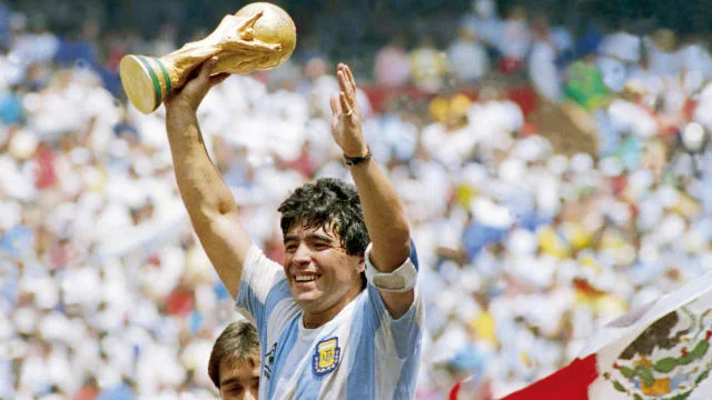 SVargasOK's tweet photo. Los 10 mejores jugadores de la historia de acuerdo a FourFourTwo:

1⃣ 🇦🇷 Lionel Messi
2⃣ 🇧🇷 Pelé
3⃣ 🇦🇷 Diego Maradona
4⃣ 🇵🇹 Cristiano Ronaldo
5⃣ 🇳🇱 Johan Cruyff
6⃣ 🇫🇷 Zinedine Zidane
7⃣ 🇩🇪 Franz Beckenbauer
8⃣ 🇦🇷 Alfredo Di Stéfano
9⃣ 🇧🇷 Ronaldo Nazário
🔟 🇬🇧 George Best https://t.co/kJcUZRfsuI