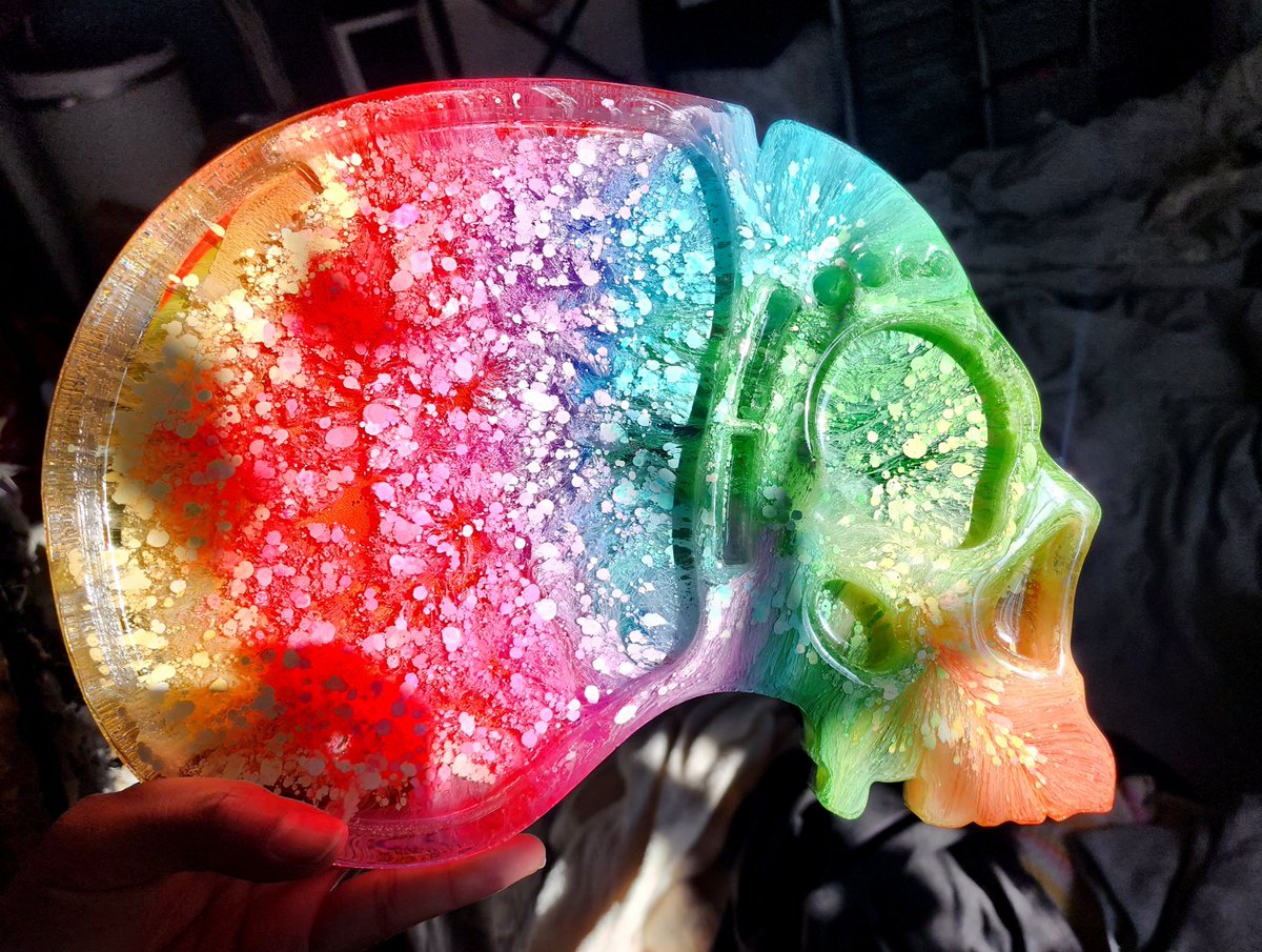 My new resin rolling tray 🥰
Will be available in my etsy store soon ♡