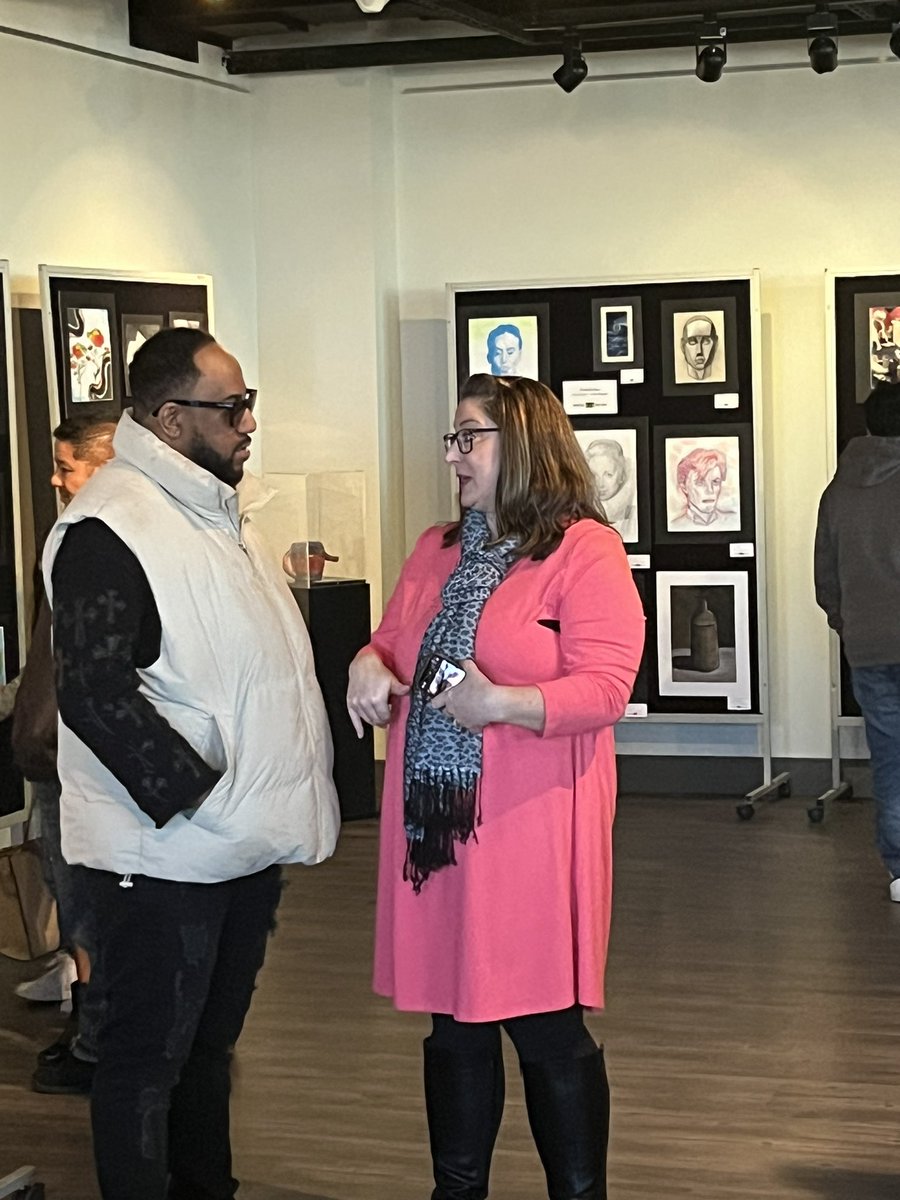 ChrisSSmith10's tweet image. Proud principal today supporting our amazing art students and teachers @PointOptionNNPS #VLAatthePoint at the NNPS Citywide Art Showcase. #NNPSArts #NNPSProud @MrsSMBean Virtually Amazing Artists