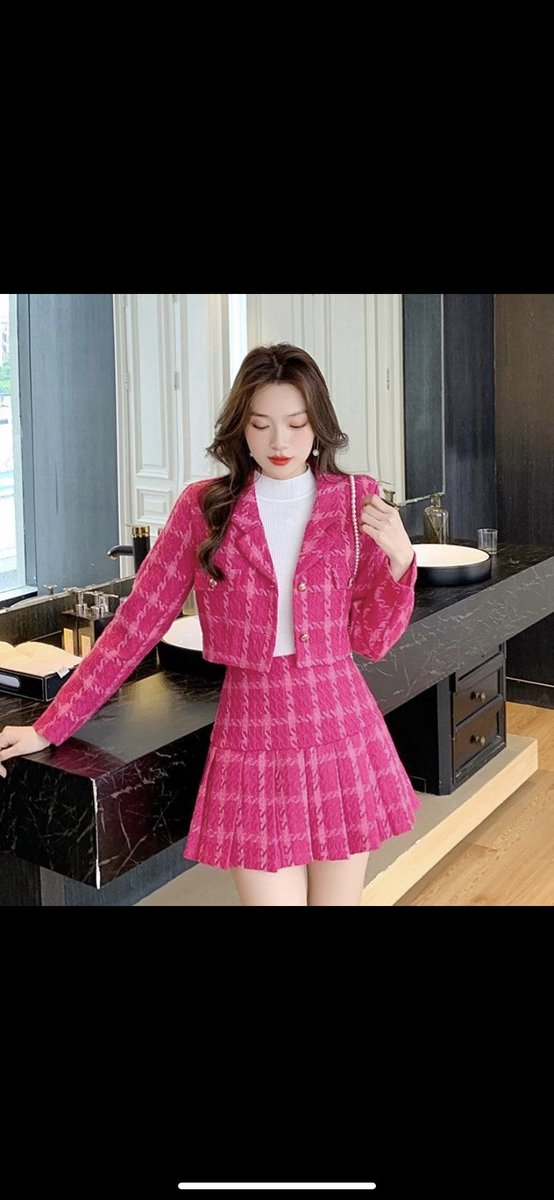 This vintage tweed two piece set is perfect for creating a stylish &amp; sophisticated look.This set features a cropped jacket with long sleeves &amp; a mini skirt. A fitted silhouette of the jacket &amp; skirt makes this set flattering. Pair with your favorite 👠 &amp; 👜 for a complete look.