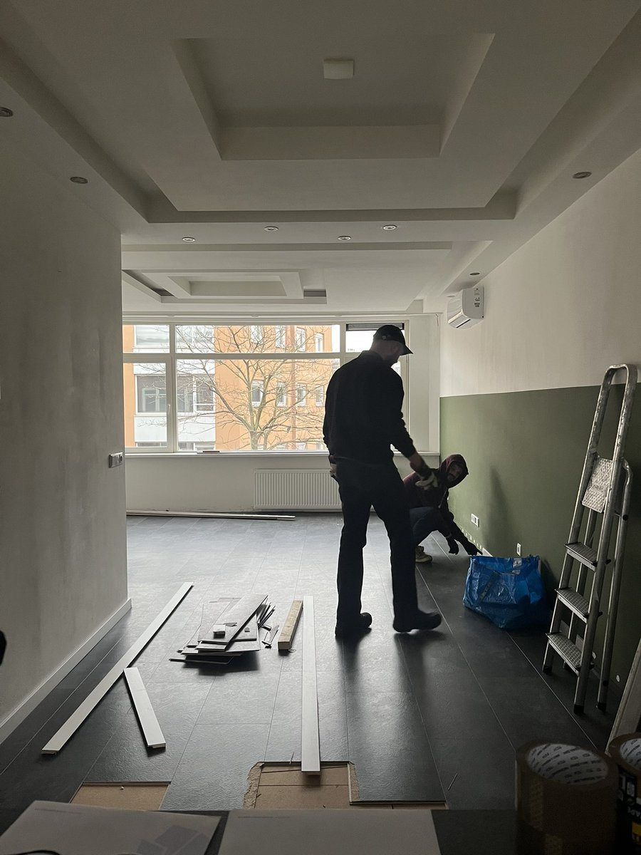 romy_pony's tweet photo. POV, je hebt geen klus ervaring en je koopt je eerste huis met het lelijkste plafond ooit. De afspraak was pas na een jaar het plafond aan te pakken, maar het toch te lelijk voor woorden is en jullie besluiten het eruit te slopen voordat jullie erin trekken (over 2 weken) https://t.co/g68jrmg8uK