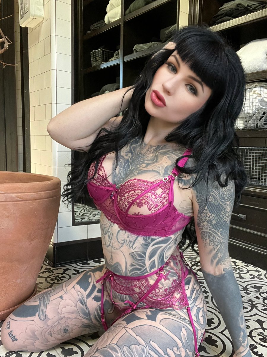 pennysebevrazda's tweet photo. Live-streaming on @suicidegirls TODAY at 1PM PST 💕 making SG Valentine’s Day cards and giving 10 away to viewers who participate on stream and interact with me 💝 I am mailing them out 💌 SO cute!! Come hang 🤙 https://t.co/GqCE3wp7AD https://t.co/lMjXSj7iP7