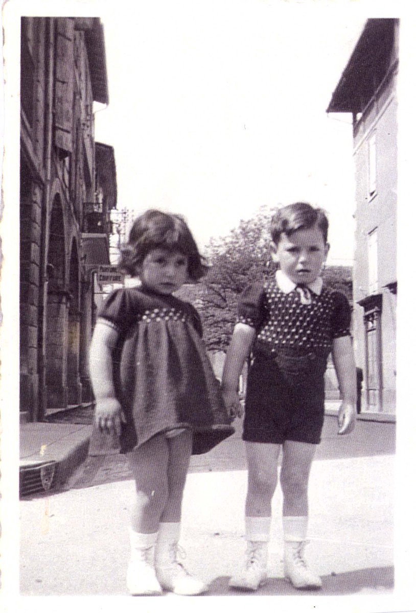 YadVashemFr (@YadVashemFr) on Twitter photo 2023-02-04 18:56:59 #SurLaPhoto : Jean et Colette Mittelchtein
Nés en 1939 et 1940 à #Paris, ils vivent à #Ivry avec leurs parents Simon et Fanny
Pendant la #Shoah, ils se réfugient en #ZoneLibre, #Toulouse puis #Cannes d'où ils seront déportés pour #Auschwitz et assassinés
ow.ly/oyBx50MJMIE #SurLaPhoto : Jean et Colette Mittelchtein
Nés en 1939 et 1940 à #Paris, ils vivent à #Ivry avec leurs parents Simon et Fanny
Pendant la #Shoah, ils se réfugient en #ZoneLibre, #Toulouse puis #Cannes d'où ils seront déportés pour #Auschwitz et assassinés
ow.ly/oyBx50MJMIE