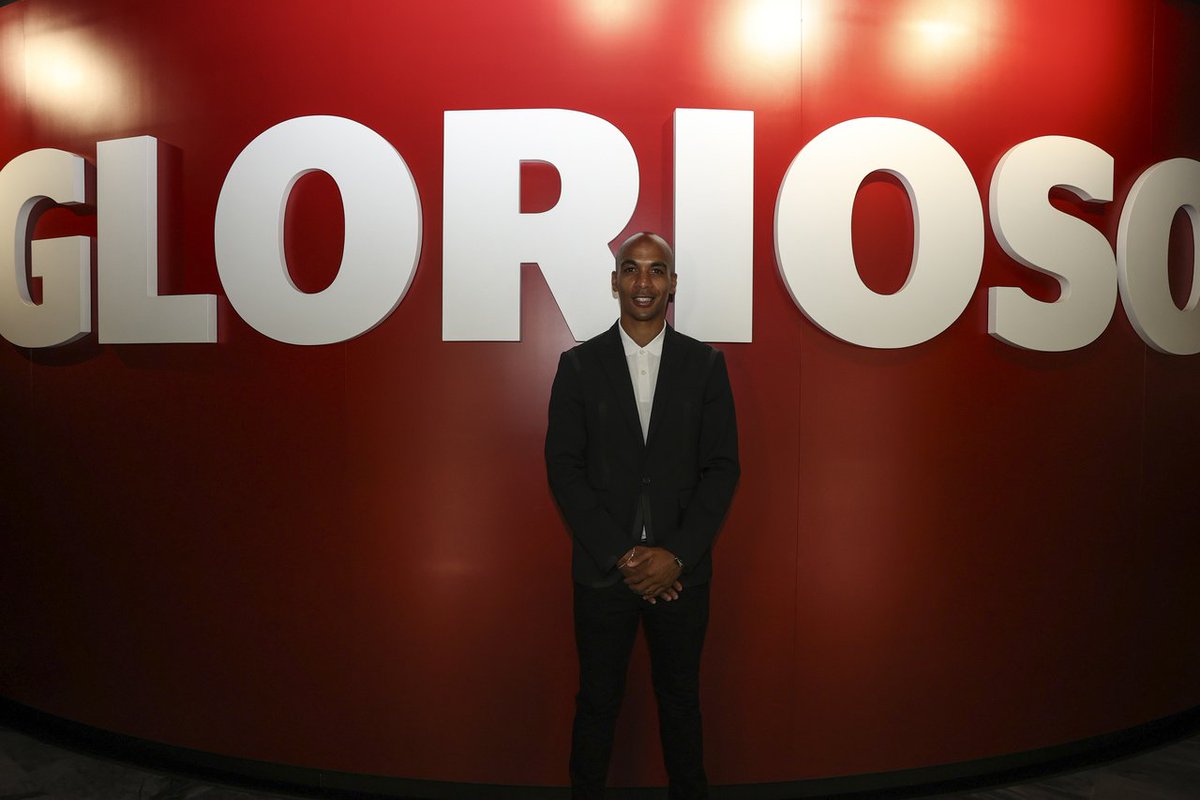 Nunca precisou de bater no peito ou de lançar farpas ao Sporting para conquistar os adeptos. Fê-lo dentro de campo, sem atropelar ninguém. 

Um senhor jogador.