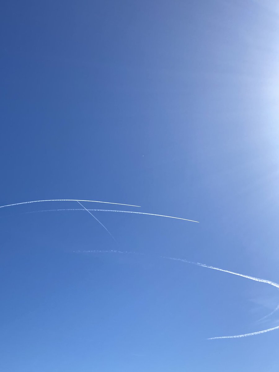 RandallLane31's tweet image. Lots of planes out making weird patterns near the balloon. This is now looking towards Charleston SC from Galivants Ferry SC. #spyballoon #ChineseSpyBalloon #SpyBalloonTracker #SouthCarolina #ChinaSpyBalloon #strange