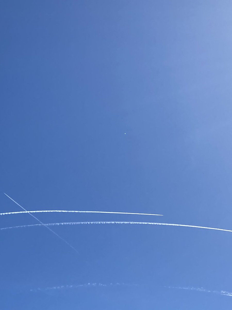RandallLane31's tweet image. Lots of planes out making weird patterns near the balloon. This is now looking towards Charleston SC from Galivants Ferry SC. #spyballoon #ChineseSpyBalloon #SpyBalloonTracker #SouthCarolina #ChinaSpyBalloon #strange