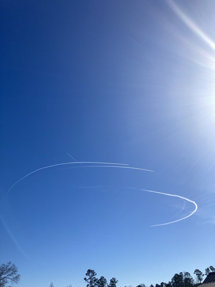RandallLane31's tweet image. Lots of planes out making weird patterns near the balloon. This is now looking towards Charleston SC from Galivants Ferry SC. #spyballoon #ChineseSpyBalloon #SpyBalloonTracker #SouthCarolina #ChinaSpyBalloon #strange