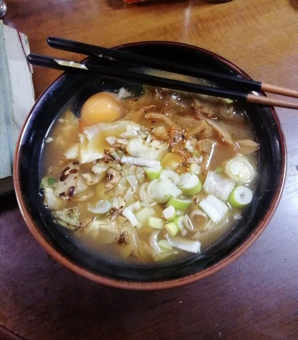 お夜食はサッポロ一番味噌ラーメン。ネームが進まなくても腹は減るんだよな。 