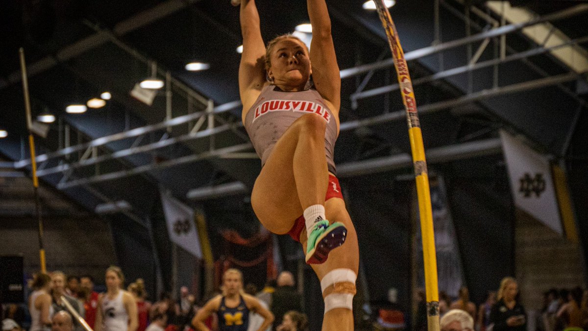 That's a pole vault win for <a href="/aliyahwelter/">aliyah welter</a> 🥇

She finishes with a height of 4.28m (14-.50)

Lily Fleetwood (4.08m (13-4.5)) &amp; Natalie Lark (3.93m (12-10.75)) both recorded new personal-bests!

#GoCards