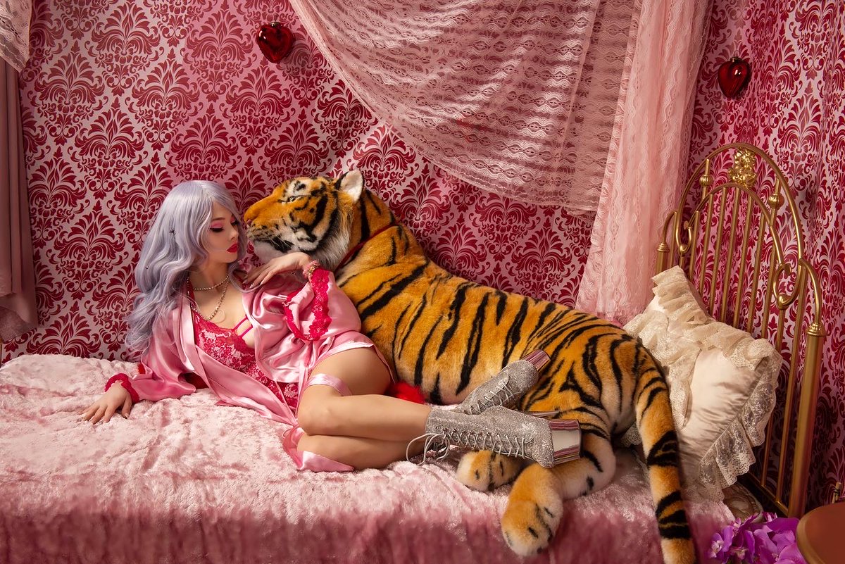 BlueBoutique's tweet photo. Is this anyone else’s dream bedroom?
Pink everything ✅ Vintage bed ✅ Giant Stuffed Tiger ✅

Not only that but this OUTFIT &amp; those SHOES ♥️ Make your Valentine’s outfit dreams come true by shopping at Blue Boutique

#lingeriemodel #lingerielove #utahboutique https://t.co/fOu2YmOJTv
