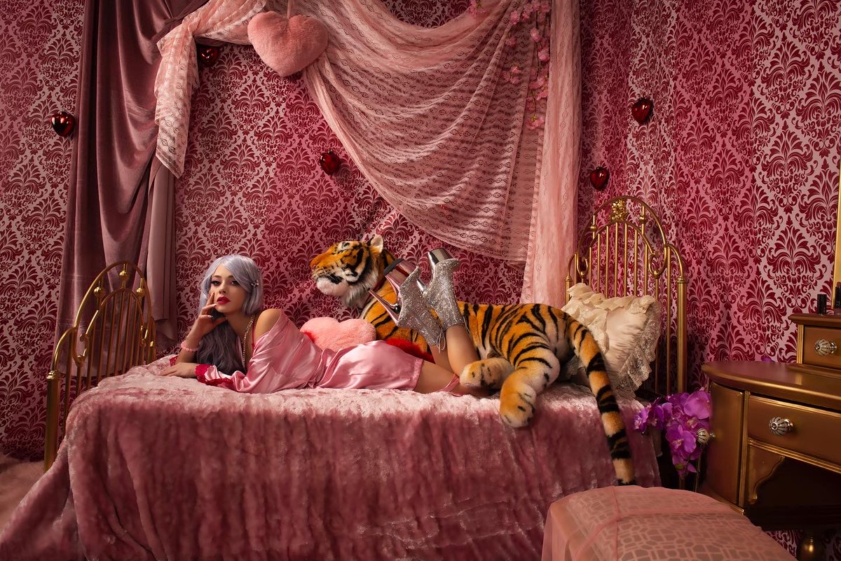 BlueBoutique's tweet photo. Is this anyone else’s dream bedroom?
Pink everything ✅ Vintage bed ✅ Giant Stuffed Tiger ✅

Not only that but this OUTFIT &amp; those SHOES ♥️ Make your Valentine’s outfit dreams come true by shopping at Blue Boutique

#lingeriemodel #lingerielove #utahboutique https://t.co/fOu2YmOJTv