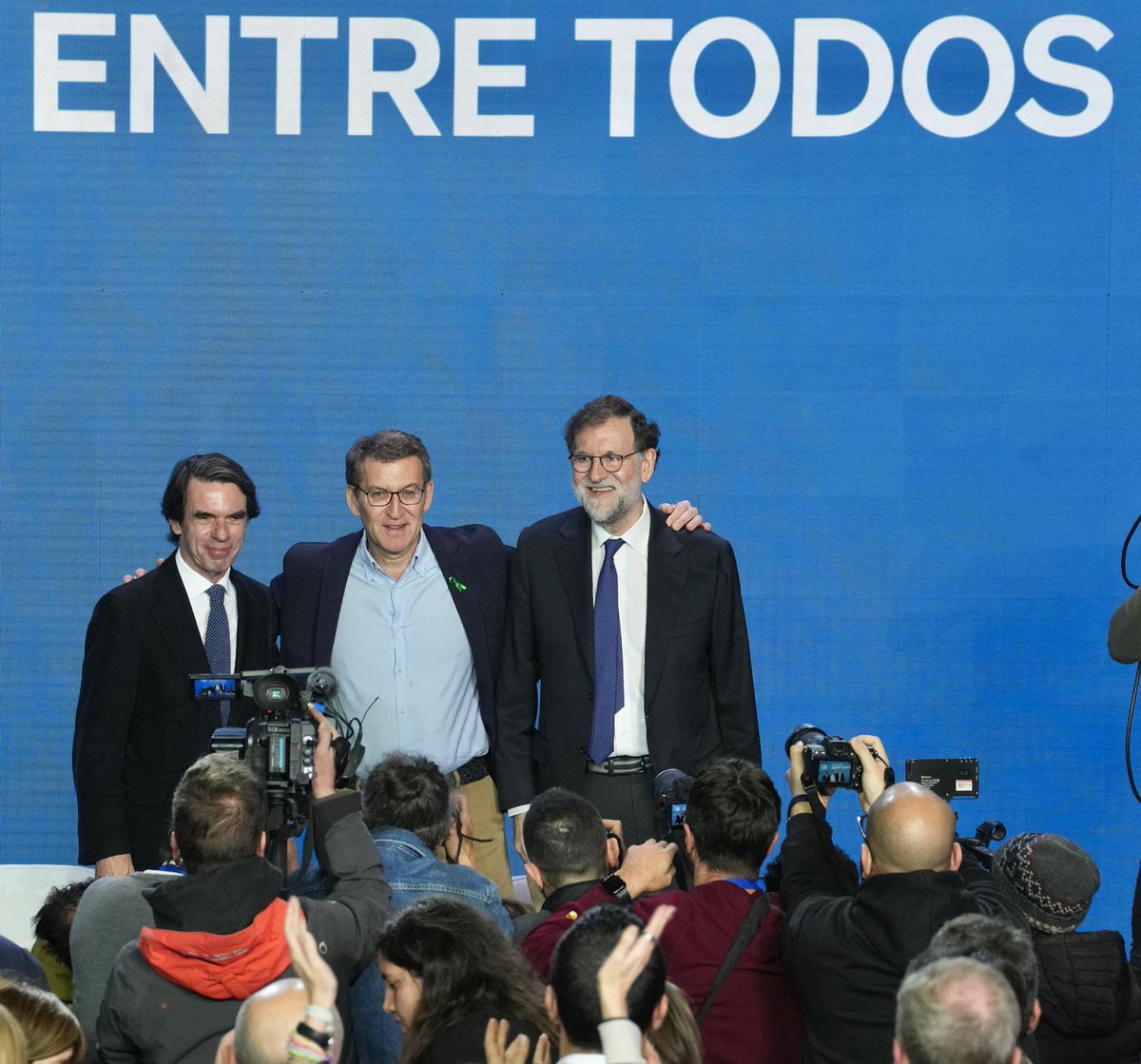 Los presidentes Aznar y Rajoy lograron lo que parecía imposible: sacar a nuestro país de crisis devastadoras.

El @ppopular es unidad y ahora toca el siguiente paso: unir a nuestro país #EntreTodos.