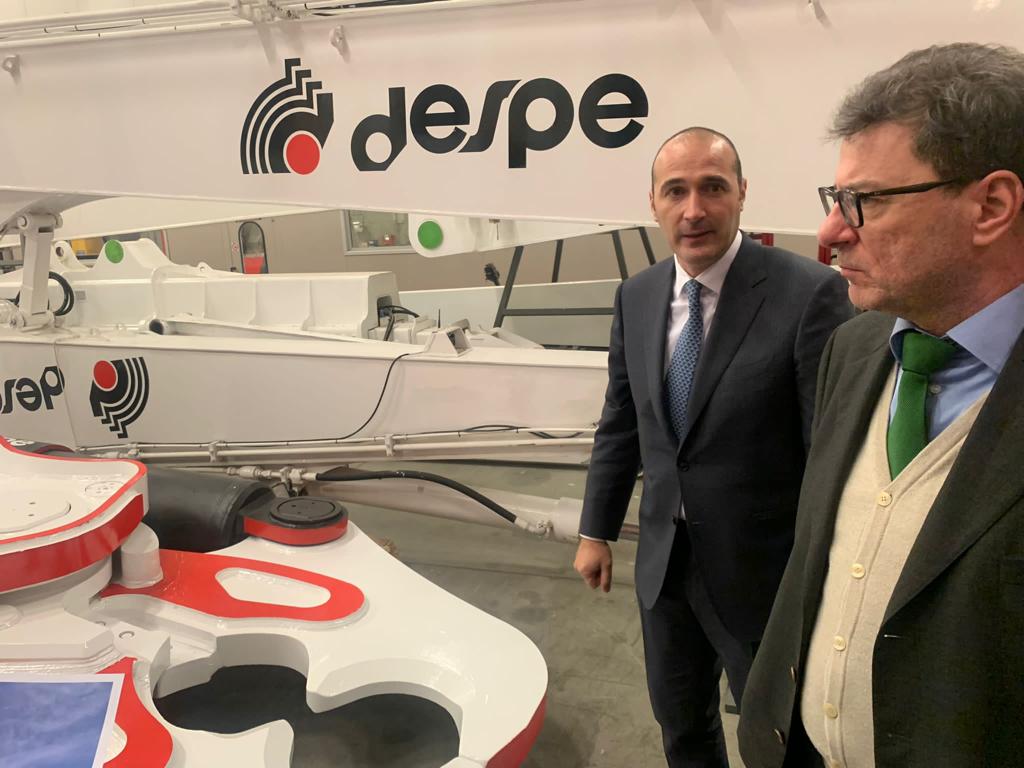 MEF_GOV's tweet photo. “Eccellenze italiane: riferimento mondiale per demolizioni e recupero materiali. Imprenditori coraggiosi che credono in un progetto devono avere a loro fianco l’azione del governo”.

Il ministro Giorgetti visita Despe SpA a Torre De' Roveri, specializzata in scavi e demolizioni. https://t.co/FM9BcvT239