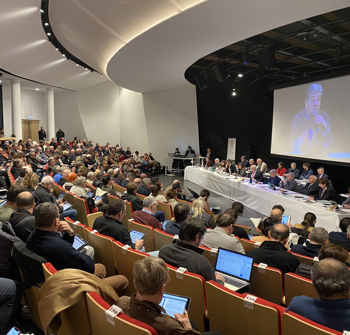 ruizroger2's tweet photo. Le Pays Basque tient son assemblée, réfléchit, échange, débat, vote, décide de son avenir immédiat. 158 communes dans un destin unifié, c’est la communauté Pays Basque ! #capb #paysbasque https://t.co/G8Dkt02AuM