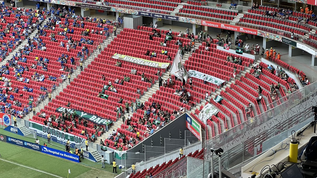 dmborges7's tweet photo. A torcida do América também se faz presente aqui no #trmane https://t.co/bvt3KISohF