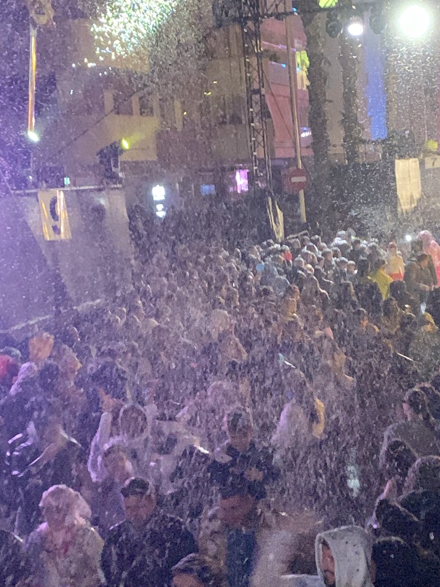 mario_salou's tweet photo. El #cosblanc de #Salou no se puede explicar, hay que vivirlo.
Toneladas de confeti cayendo desde el cielo mientras las carrozas desfilan con sus integrantes al ritmo de la música 🎶 https://t.co/AEivyGs4K3