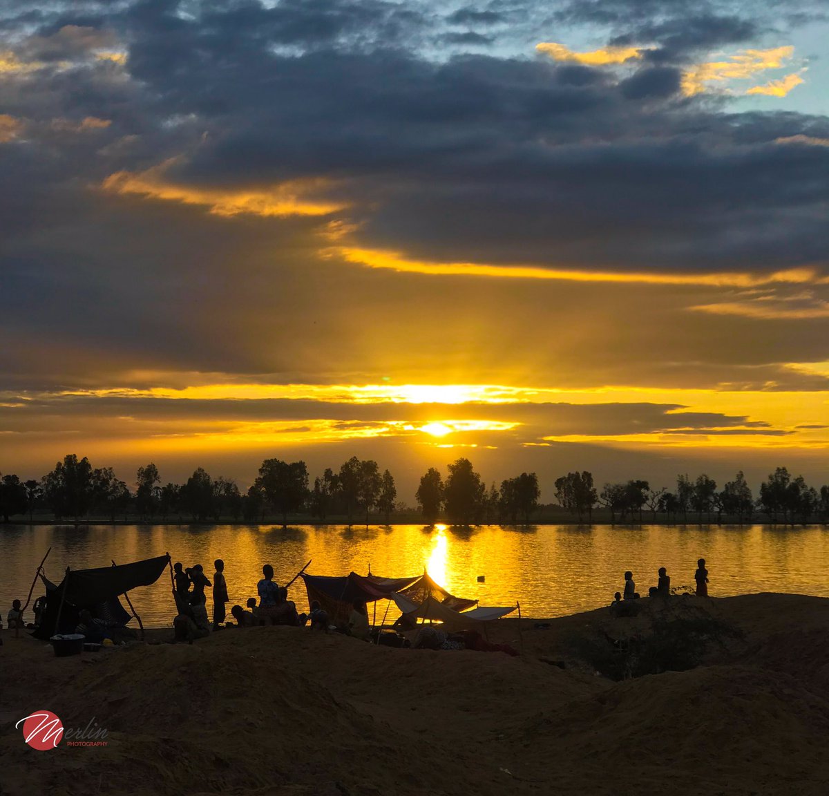 MerlinMoptika's tweet photo. Excellent week-end à toutes et tous !
.
.
#documentaryphotographer #coucherdesoleil #paysage #merlinphotography
📷: Merlin Photography https://t.co/n0ih5c1etJ