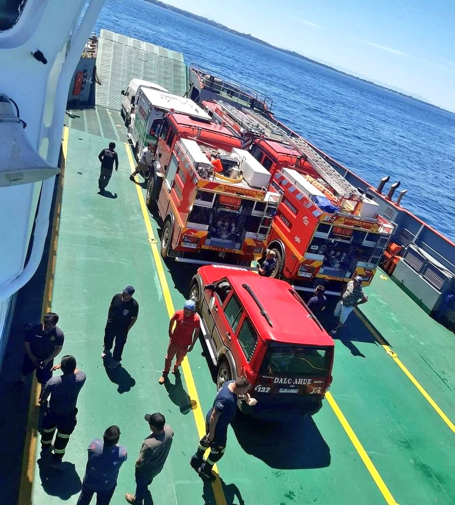 BomberosdeChile's tweet photo. Bomberos de la Isla de Chiloé, de Catro y Dalcahue, se movilizan hacia La Araucanía con 7 unidades y cerca de 30 Bomberos para sumar mayores recursos en el combate de los #IncendioForestales. 

Agradecemos al ferry de Transmarchilay que los trasladó gratuitamente. https://t.co/sYo7VHfwZs