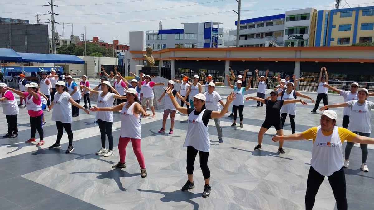 Minsa_Peru's tweet photo. #LaLibertad | En la ciudad de Trujillo, el @IREN_NORTE desarrolló la Aerothon "Muévete más rápido que el cáncer" por el día mundial contra esta enfermedad, con el fin de concientizar a la población sobre la importancia de la actividad física para la prevención. #GánaleAlCáncer 💜 https://t.co/0n0ZJwD6bq