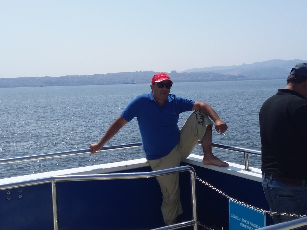 nan_kral's tweet photo. Ya sırtımıza alıp taşıyoruz, ya ayağımızın altına alıp çiğniyoruz, öğrenemedik bir türlü yan yana yürümeyi... https://t.co/phe9ttzSA6