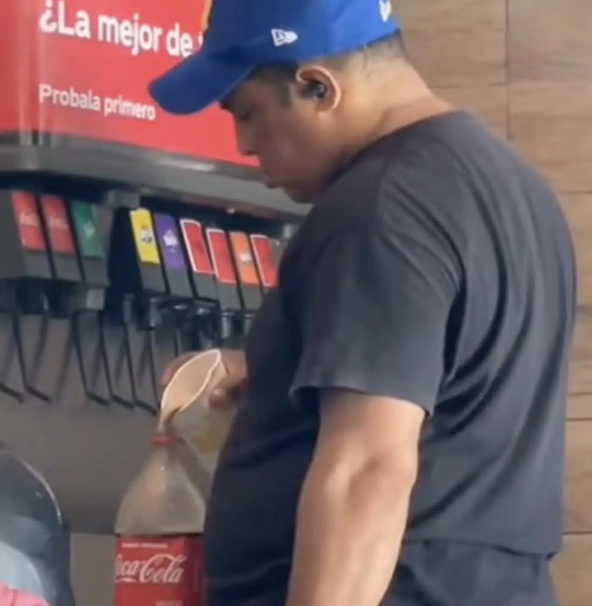 poptime's tweet photo. 🚨 VEJA: Homem leva refil ao pé da letra e enche garrafa de 2 livros para levar para casa. https://t.co/BatILWXdV8