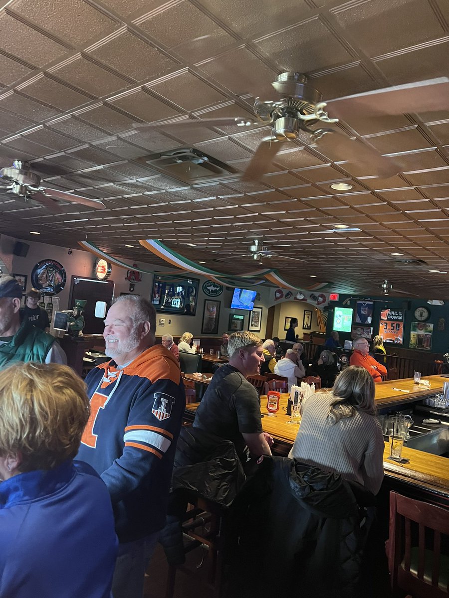 DecaturIllini's tweet image. Good crowd showing up to Doherty’s Pub for the @IlliniMBB game! #beatthehawkeyes @Illinois_Alumni
