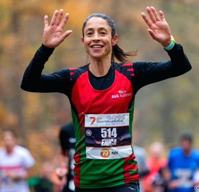 Ook Erica Belandi wordt Nederlands Kampioen op het NK-indoorn in Apeldoorn. Zij wint de 3000m bij de vrouwen 50 tot 55 jaar. GEFELICITEERD !!!
#trots #aalsmeer #KNAU