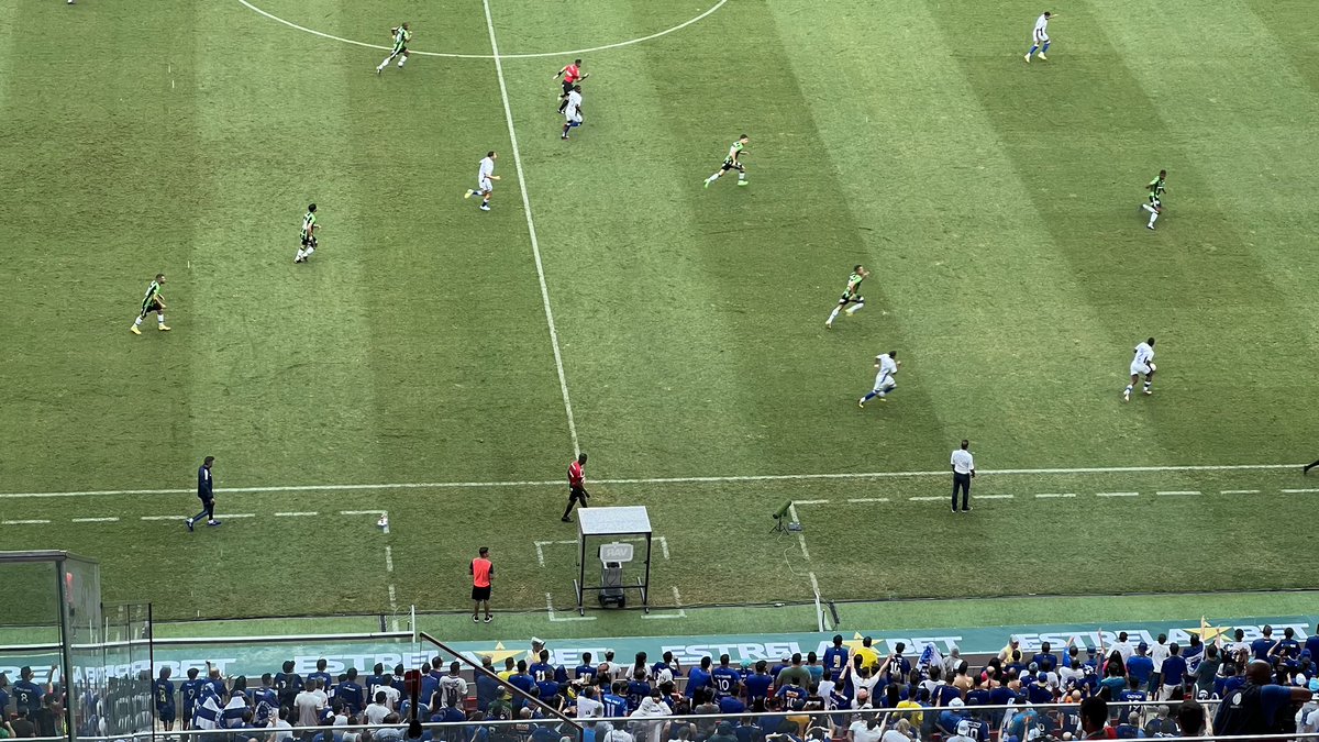 dmborges7's tweet photo. Pezzolano e Mancini orientam os times da área técnica. Por enquanto, ambos ainda aparentam tranquilidade #trmane https://t.co/cdhDBWRY57