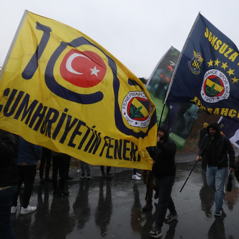 Fenerbahce's tweet photo. Taraftarlarımızdan skandal hakem kararlarına karşı protesto yürüyüşü 👇