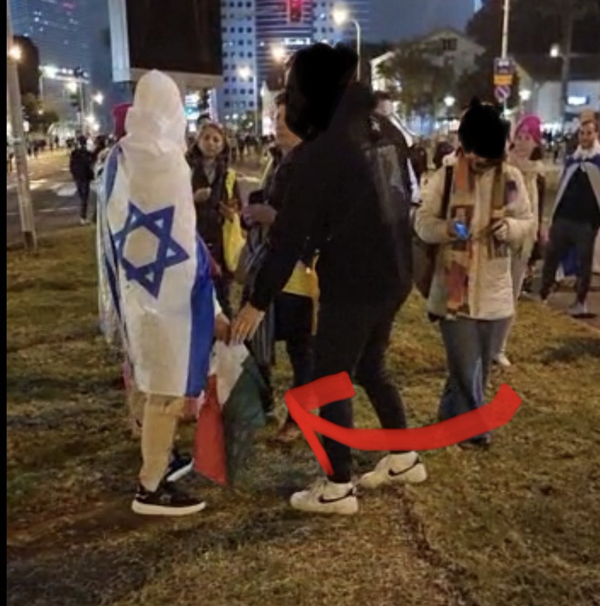 il_hitech_hq's tweet image. פייק מפגינים מייצרים פייק ניוז - נתפסו צועקים היידה ביבי עם דגלי פלסטין ביד. כנראה התבלבלו קצת. 😬