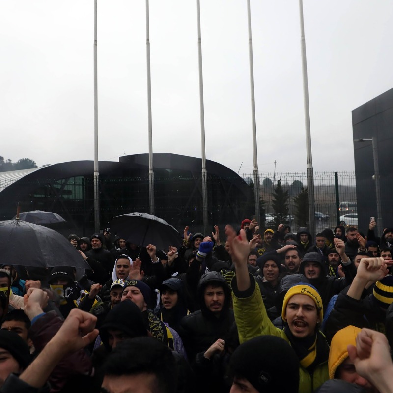 Fenerbahce's tweet photo. Taraftarlarımızdan skandal hakem kararlarına karşı protesto yürüyüşü 👇